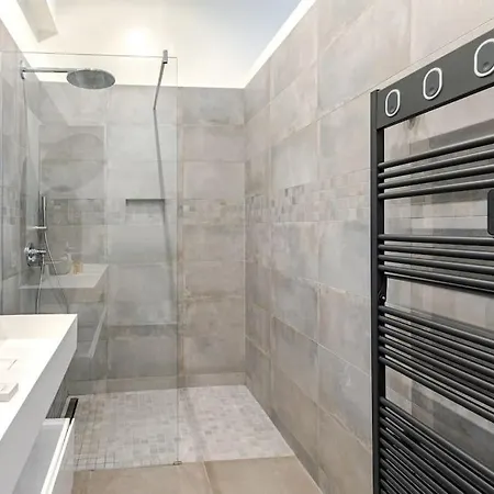 Newly Renovated Near La Madeleine Parigi