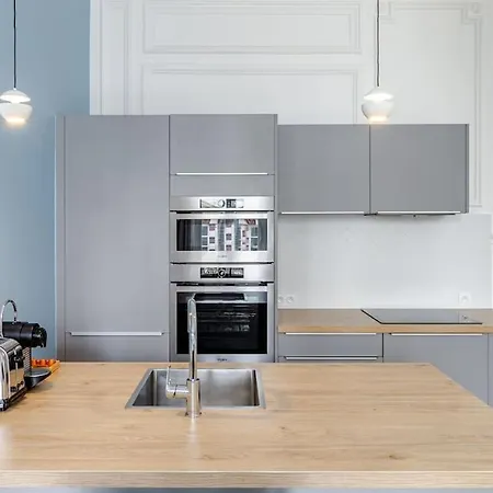 Newly Renovated Near La Madeleine Parigi