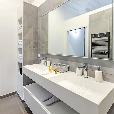 Newly Renovated Near La Madeleine Parijs