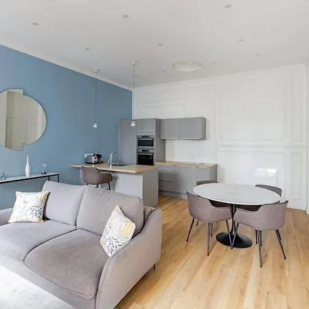 Newly Renovated Near La Madeleine * Parijs